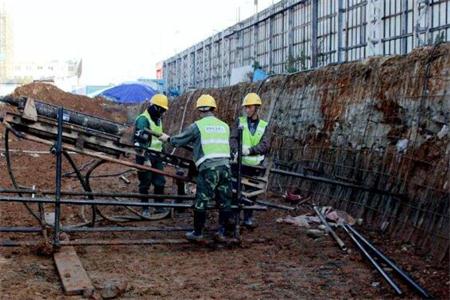 幸福路街道无缝钢花管土钉施工